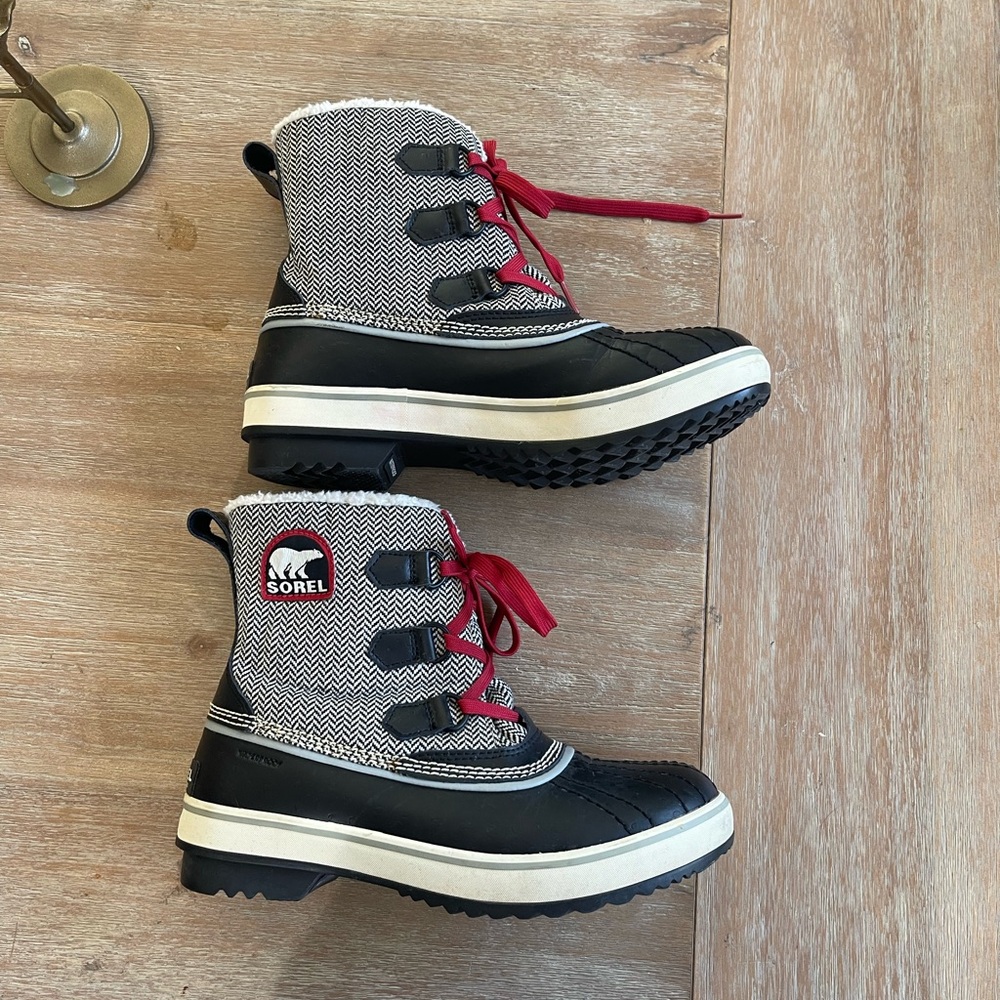 Sorel waterproof boots Women’s size 8     Houndstooth Pattern with Red Accents